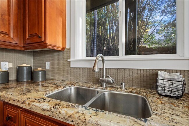 Building Photo - 411 Orange Ave