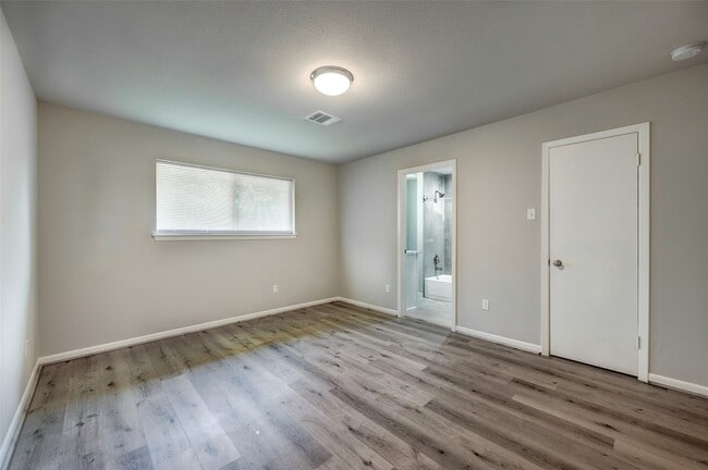 Building Photo - 5451 Loch Lomond Dr