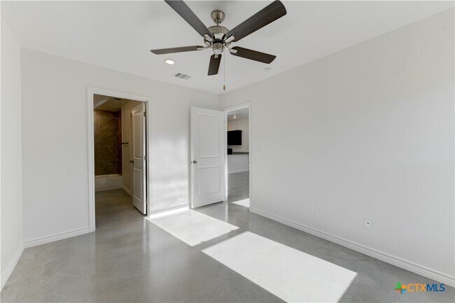 Building Photo - 526 Lost Trl
