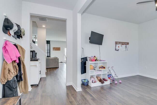 Building Photo - Beautiful 5 Bedroom 3 Bath