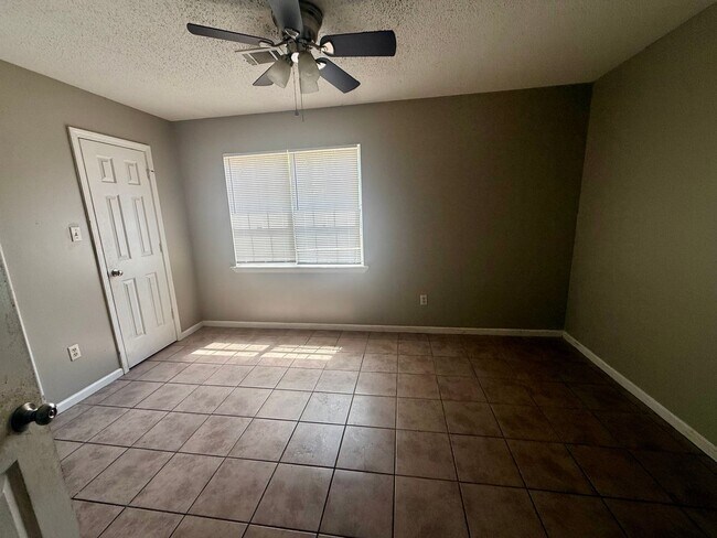 Building Photo - 1008 Daybreak Dr